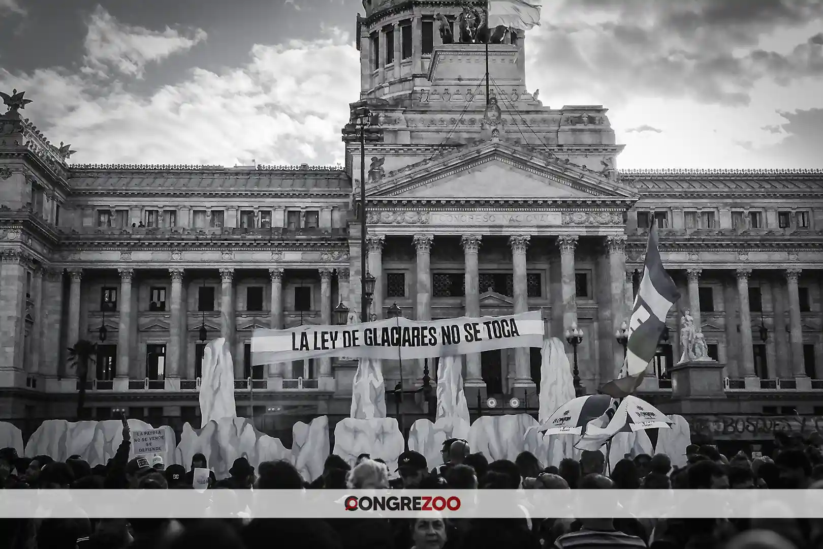 Movilización ciudadana del 8 de abril frente a la sede del Congreso en Argentina, en rechazo a la reciente ley de reforma que debilita la protección de los glaciares. Foto: cortesía Santiago Pellegrini